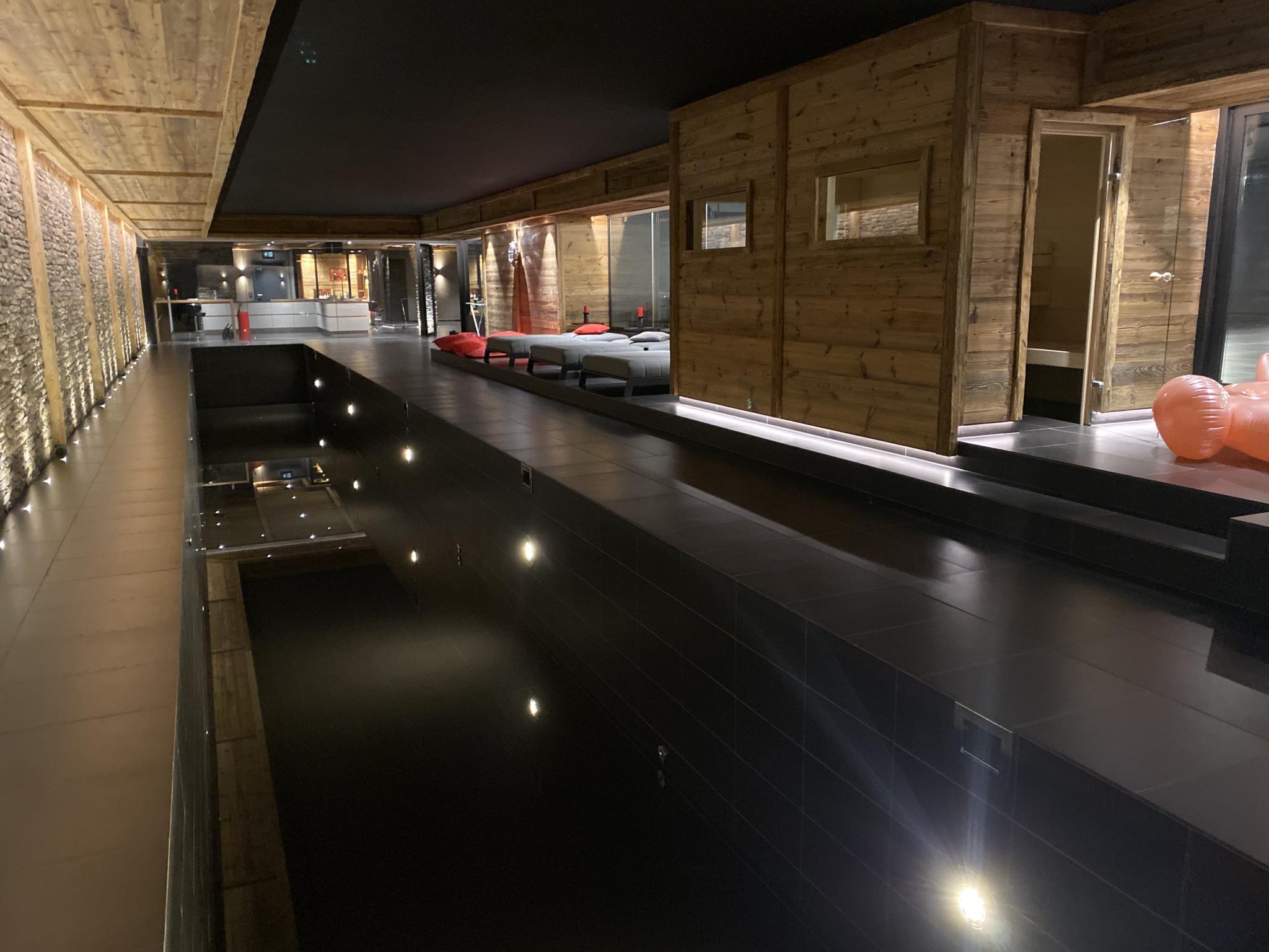 700 m2 pour Fitness VIP, couloir de natation, sauna, bain froid, bain japonais, espace détente avec cheminée