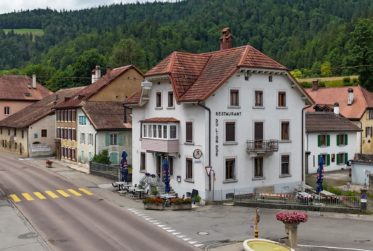 Ensemble de 2 immeubles avec restaurant et 5 appartements, rendement net >5%