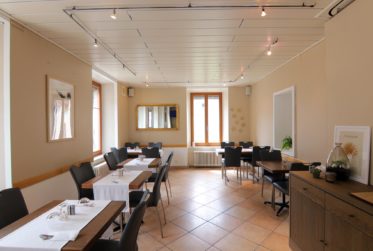 Ensemble de 2 immeubles avec restaurant et 5 appartements, rendement net >5%