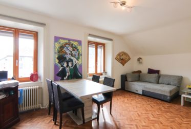 Ensemble de 2 immeubles avec restaurant et 5 appartements, rendement net >5%