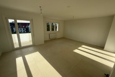 Attique entièrement rénové 3.5 pièces avec balcon et garage