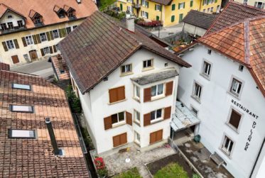 Ensemble de 2 immeubles avec restaurant et 5 appartements, rendement net >5%