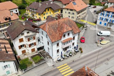 Ensemble de 2 immeubles avec restaurant et 5 appartements, rendement net >5%