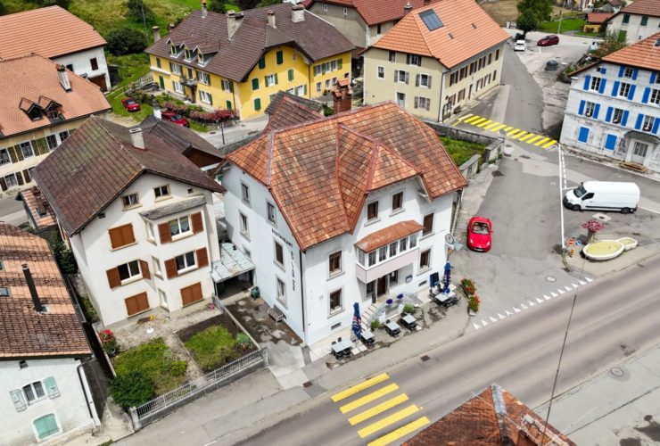 Ensemble de 2 immeubles avec restaurant et 5 appartements, rendement net >5%