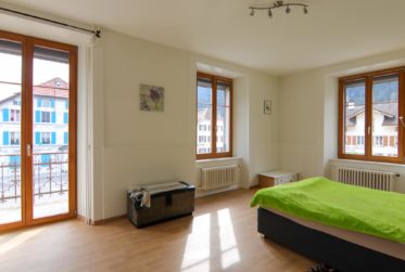Ensemble de 2 immeubles avec restaurant et 5 appartements, rendement net >5%