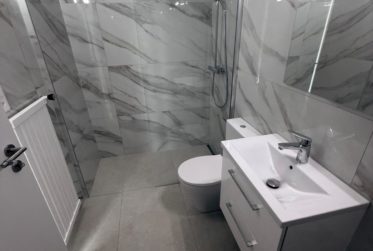 Appartement entièrement rénové, 3.5 pièces avec balcon et garage