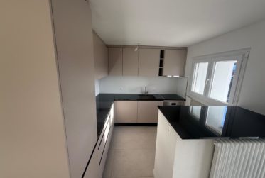 Appartement entièrement rénové, 3.5 pièces avec balcon et garage