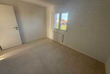 Appartement entièrement rénové, 3.5 pièces avec balcon et garage